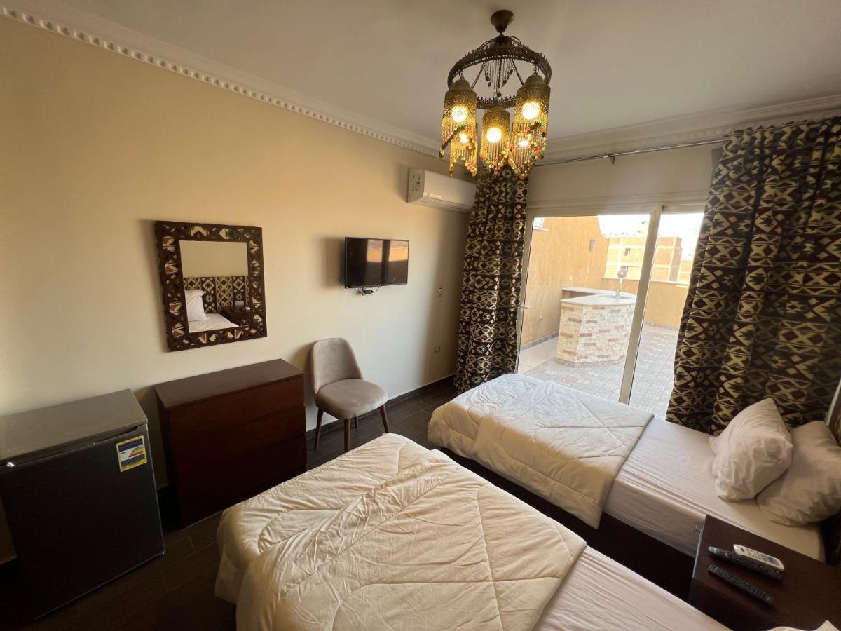 Bedouin Pyramids View Hotel Kafrat al Jabal Exterior foto